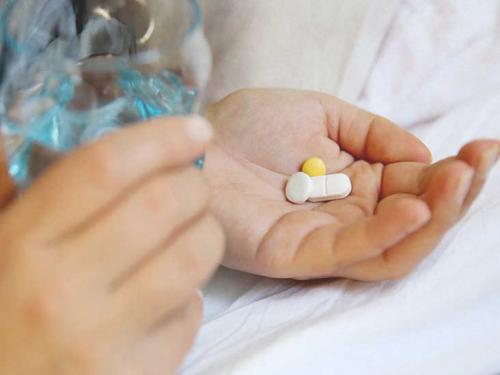 3883-woman_with_pills_and_water-732x549-thumbnail