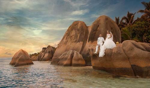 scenic-wedding-couple-sitting-edge-of-rock